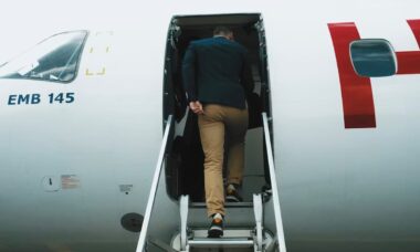 Especialista explica motivo curioso para não usar meias pretas em viagens de avião
