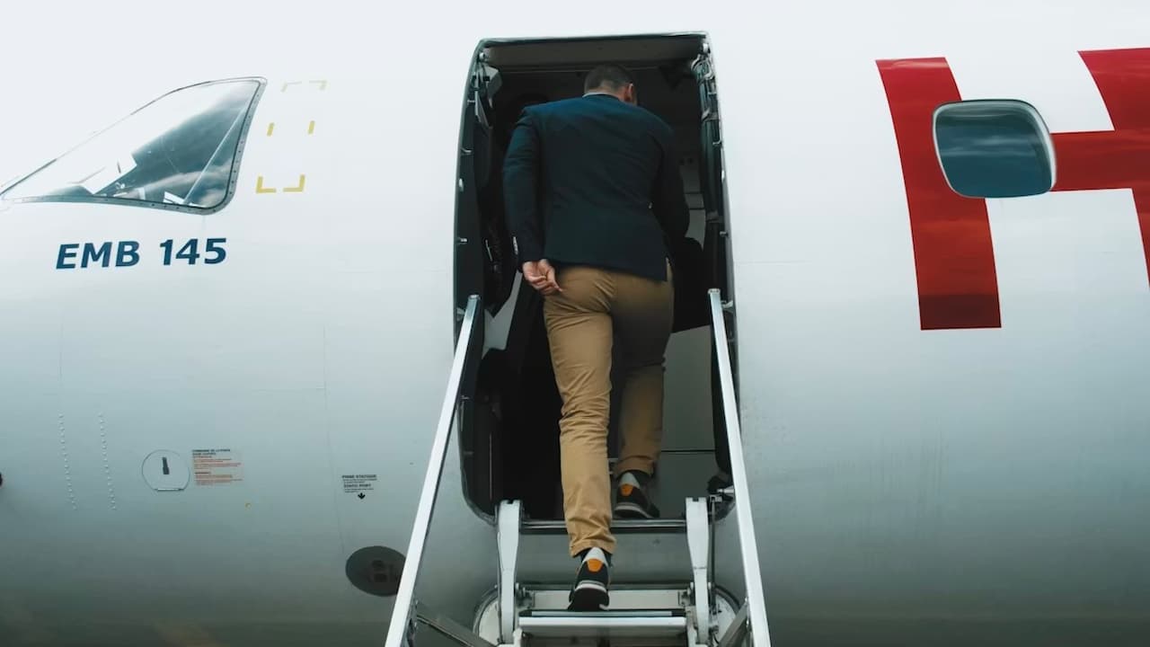 Especialista explica motivo curioso para não usar meias pretas em viagens de avião