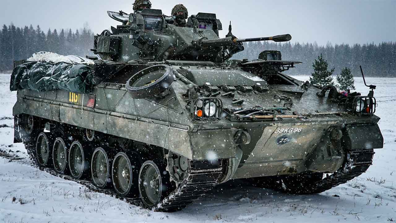 Un veicolo da combattimento della fanteria Warrior dell’Esercito britannico sulla neve, in una base vicino a Tapa, in Estonia. Foto: Flickr NATO